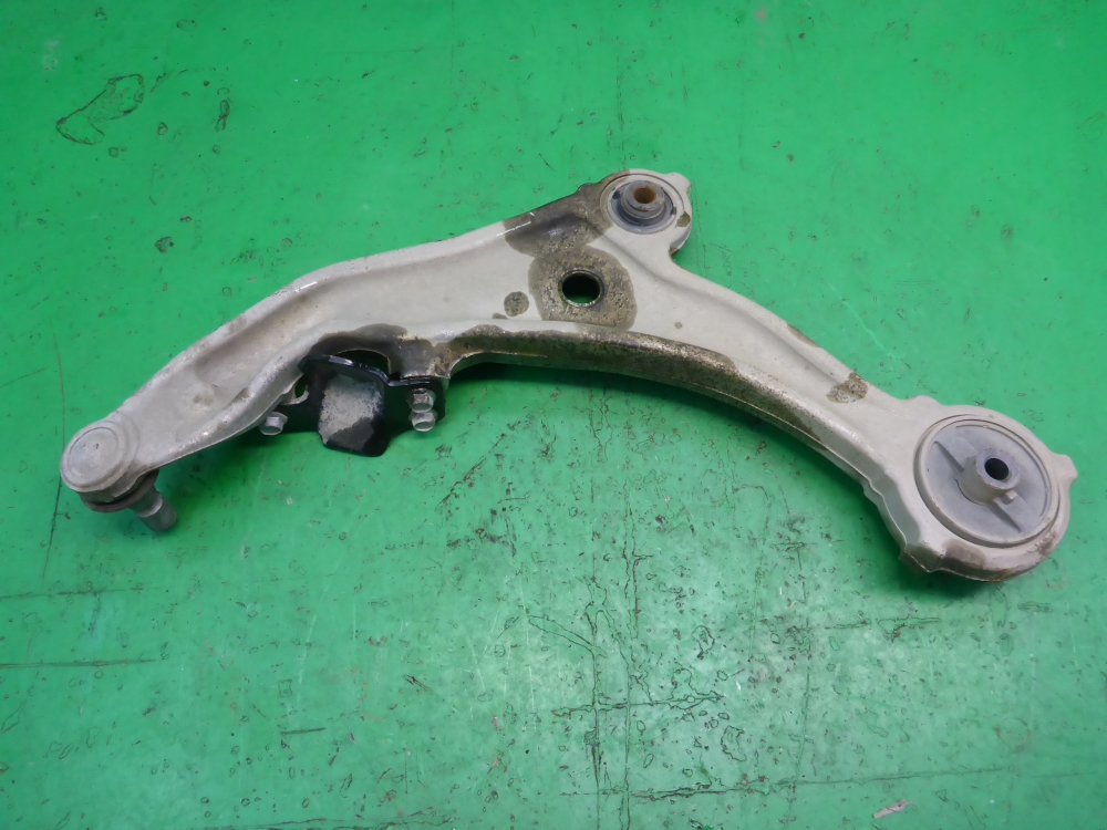 Рычаг передний правый
