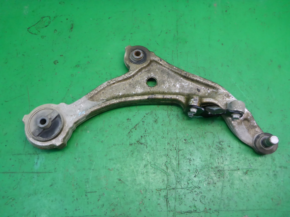 Рычаг передний правый