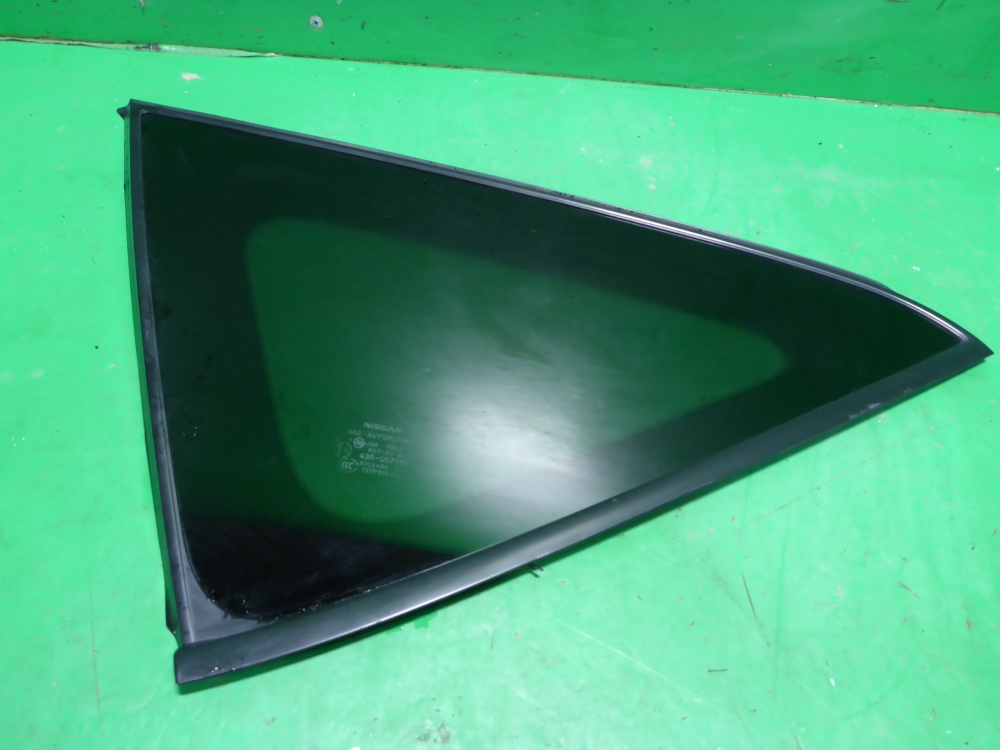 Стекло кузовное глухое левое