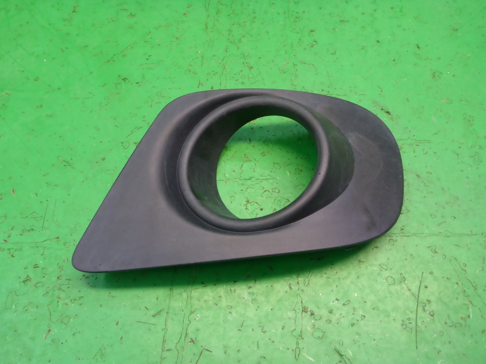 Рамка противотуманной фары правой