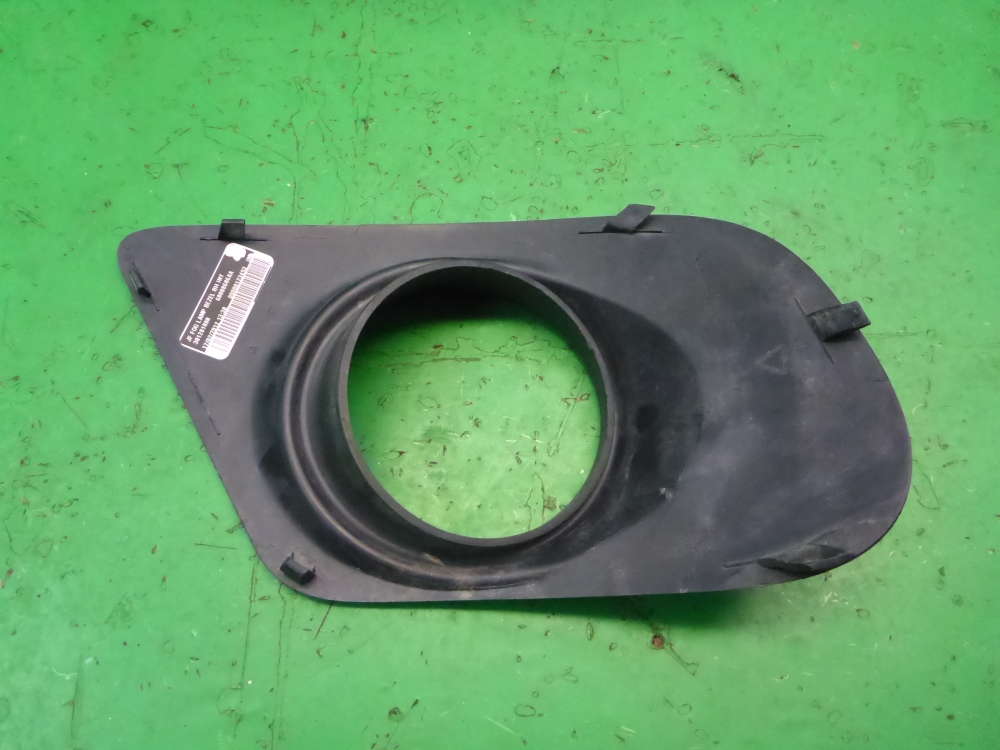 Рамка противотуманной фары правой