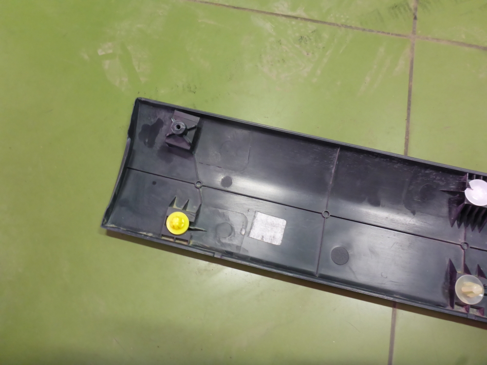 Накладка двери передней левой