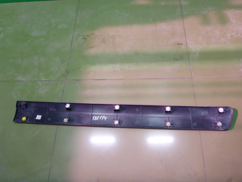 Накладка двери передней левой