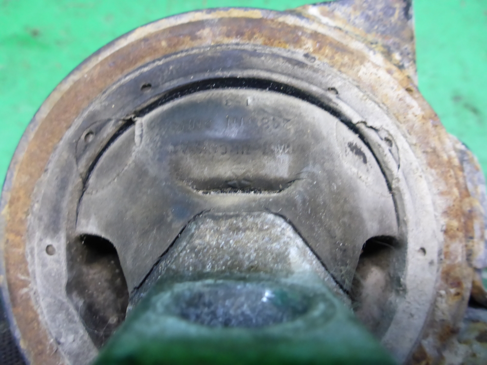 Опора КПП левая