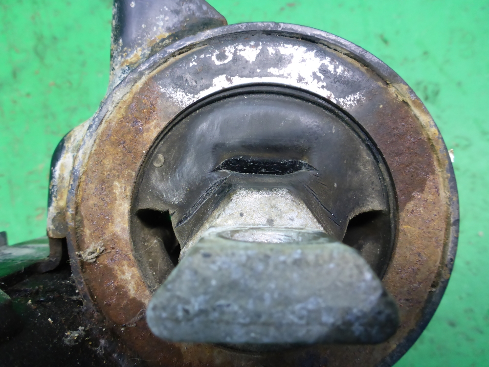 Опора КПП левая