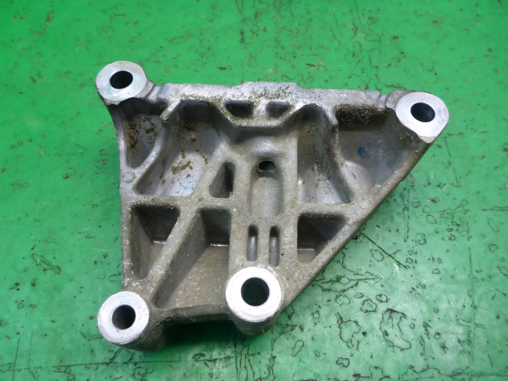 Кронштейн двигателя