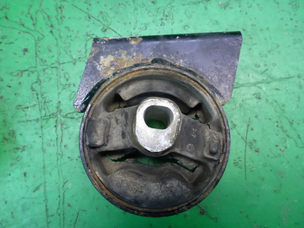 Кронштейн двигателя передний