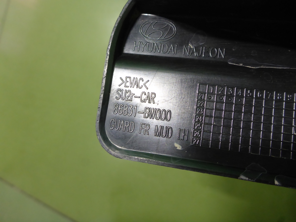 Брызговик передний левый