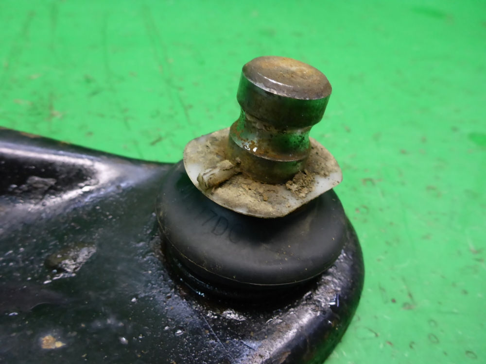 Рычаг передний правый