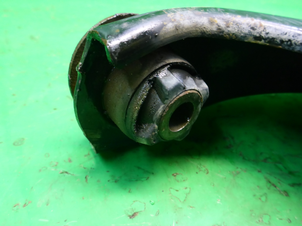 Рычаг передний правый