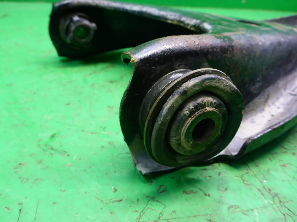 Рычаг передний правый