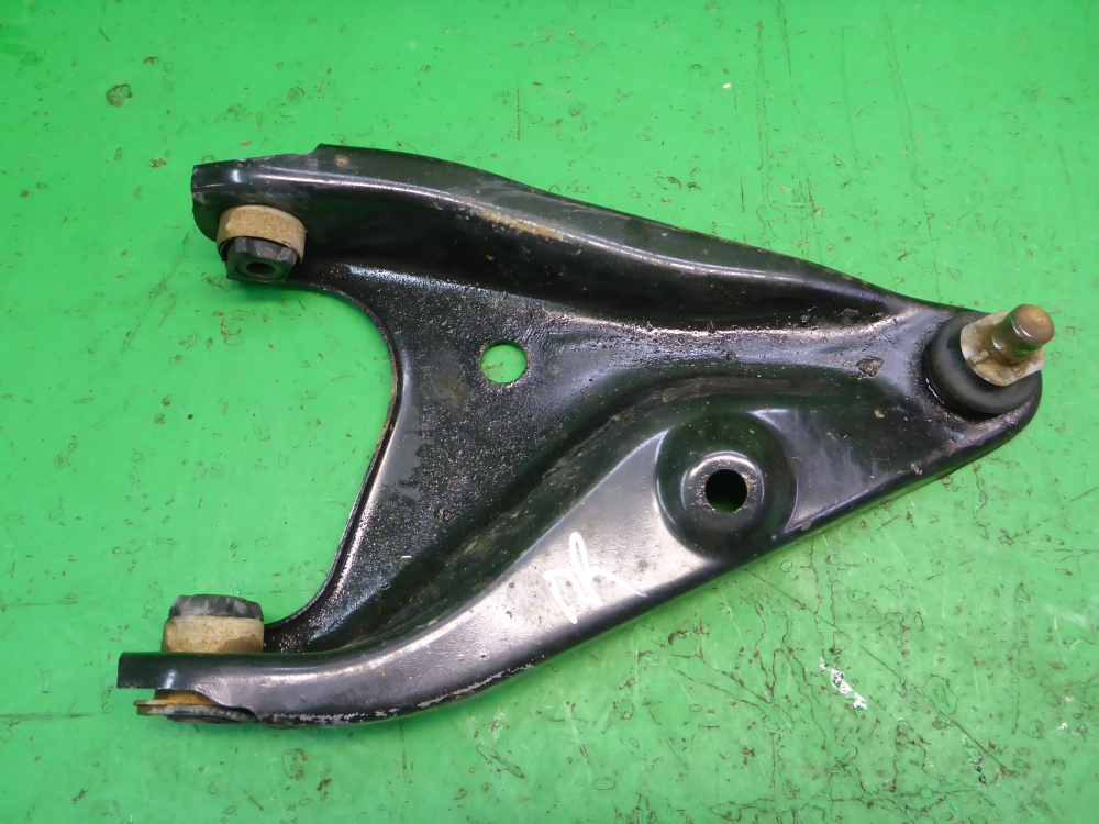 Рычаг передний правый