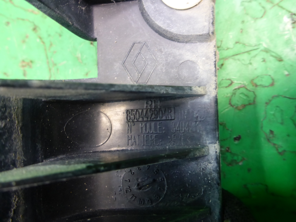 Кронштейн заднего бампера правый