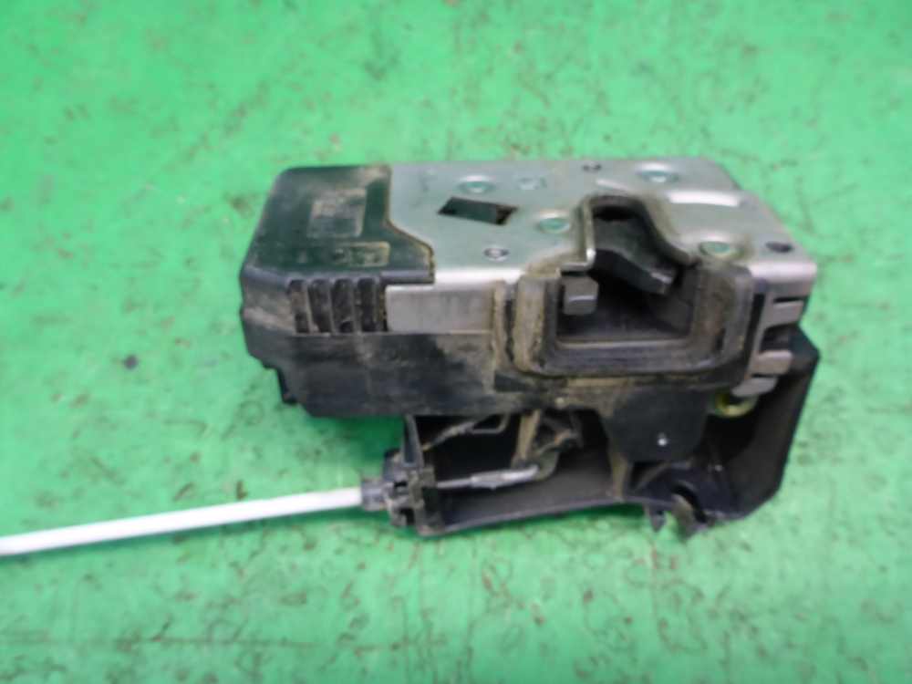 Замок двери передней правой