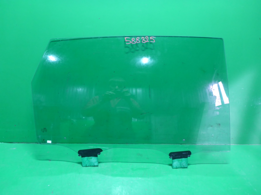 Стекло двери задней правой