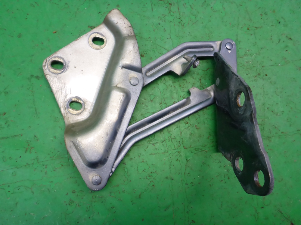 Петля капота левая