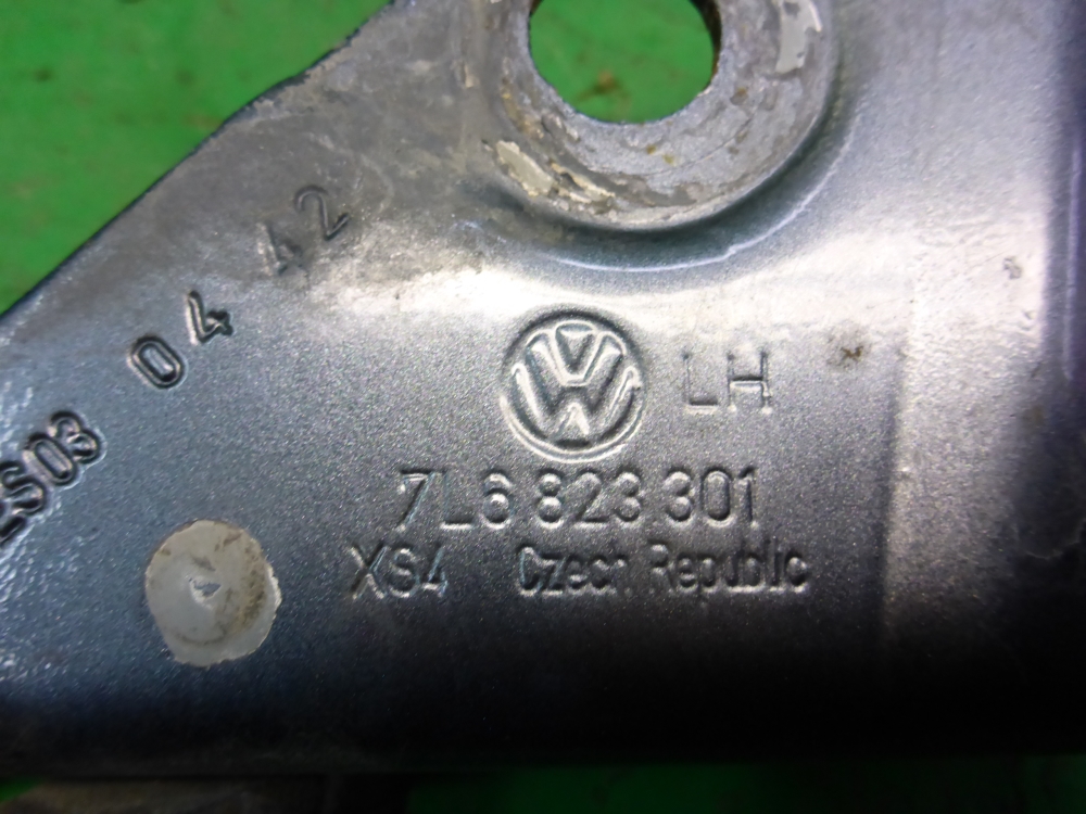 Петля капота левая