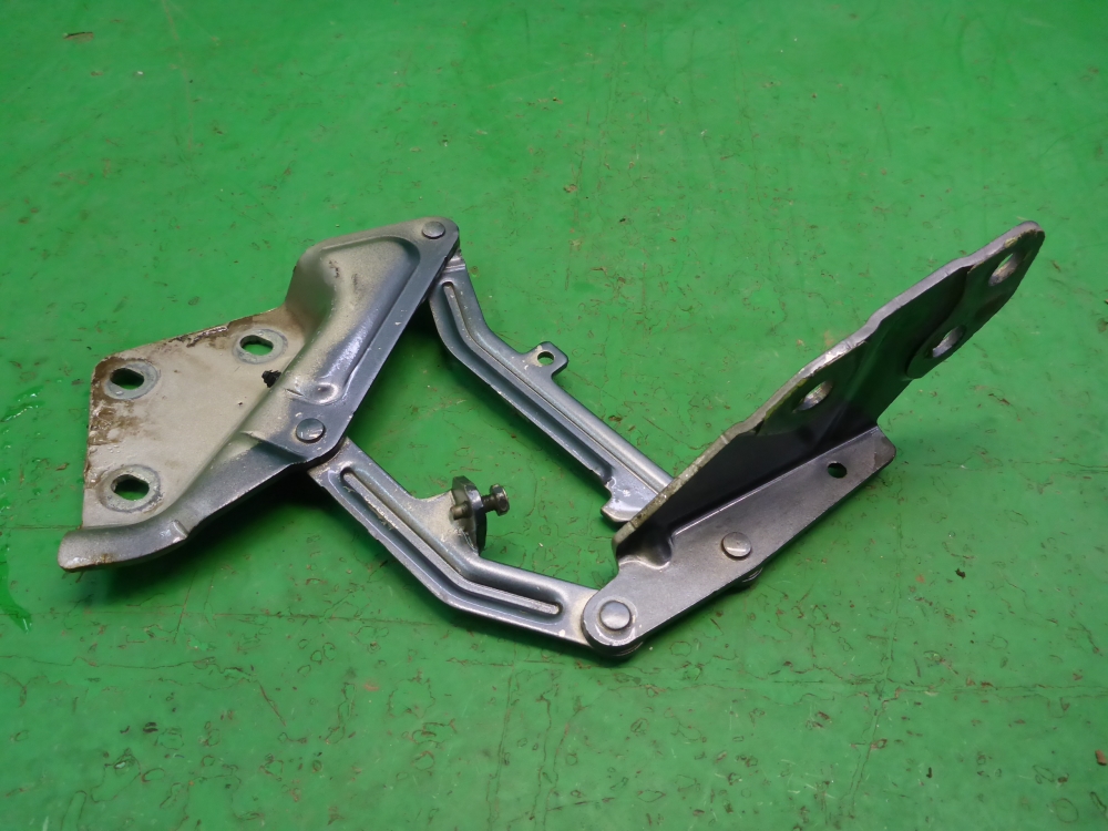 Петля капота правая