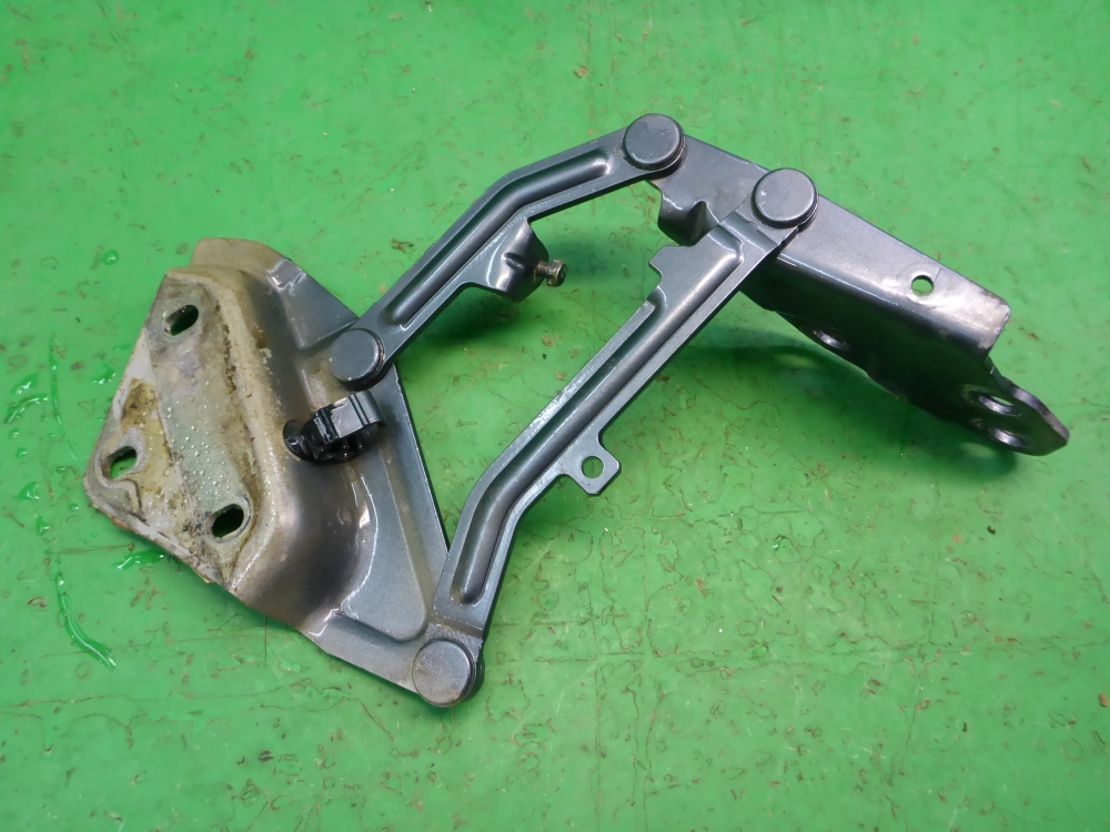 Петля капота правая