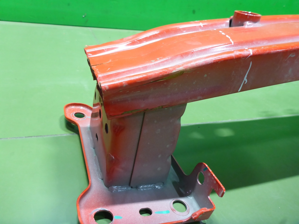 Усилитель переднего бампера