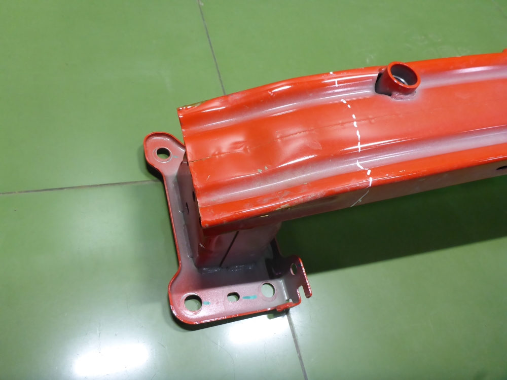 Усилитель переднего бампера