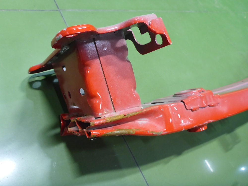 Усилитель переднего бампера