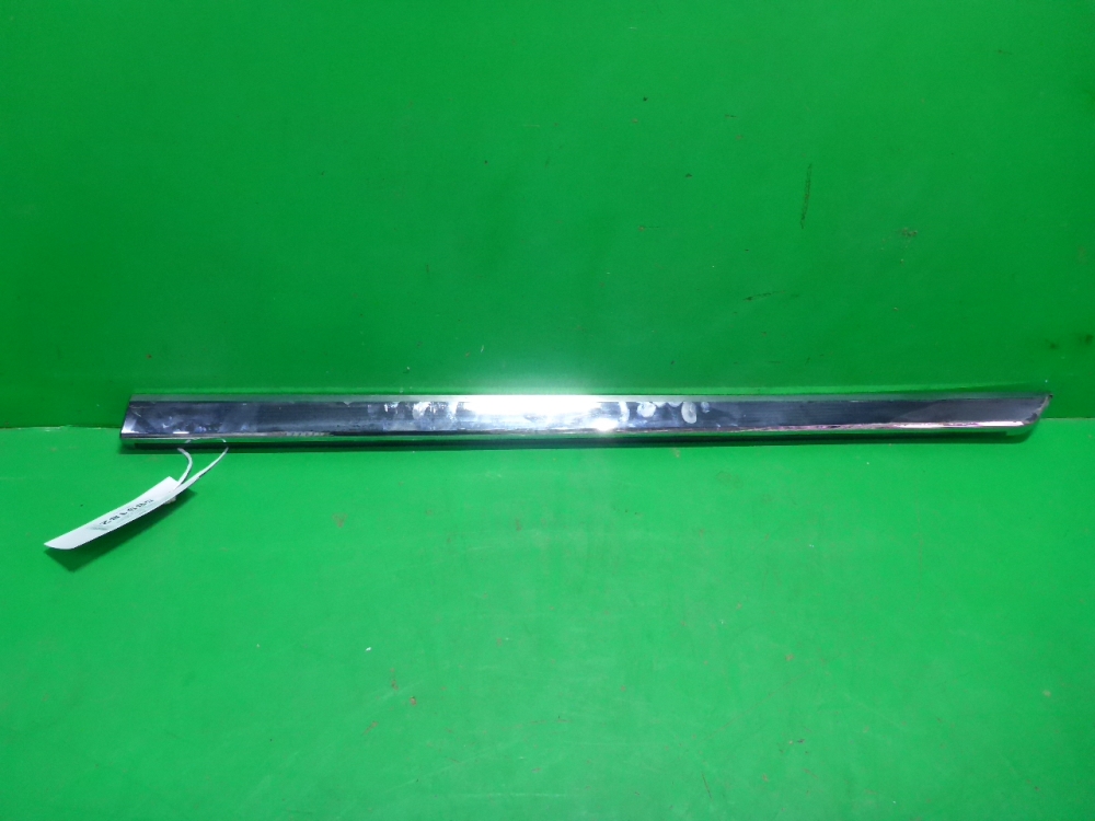 Накладка двери передней правой