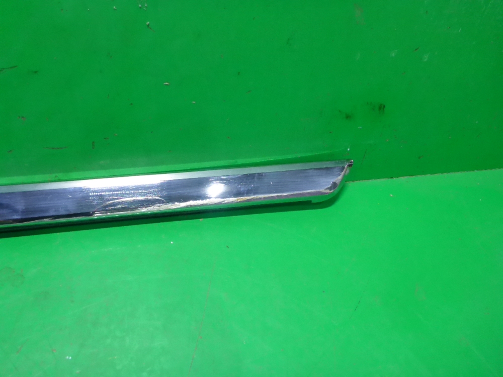 Накладка двери передней правой