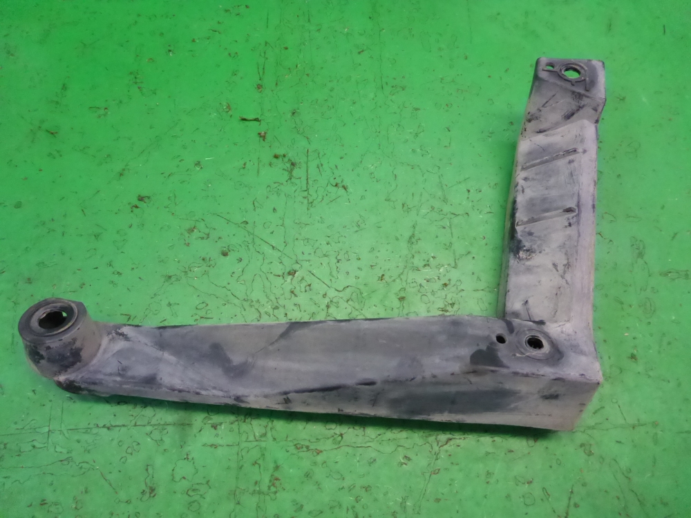 Кронштейн заднего бампера правый