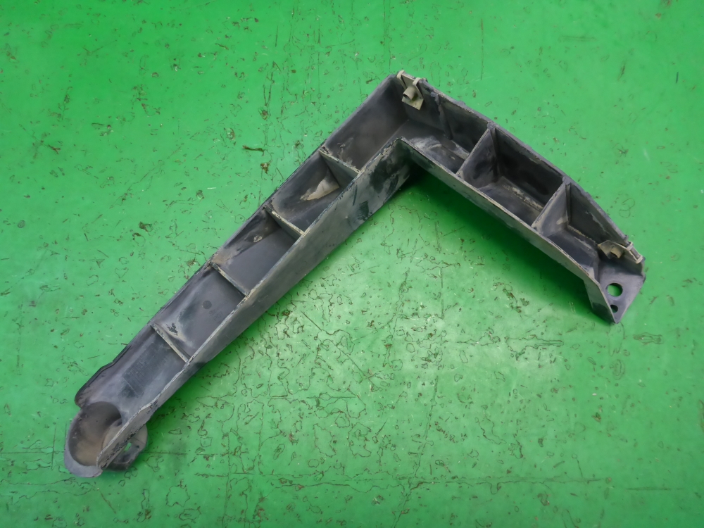 Кронштейн заднего бампера правый