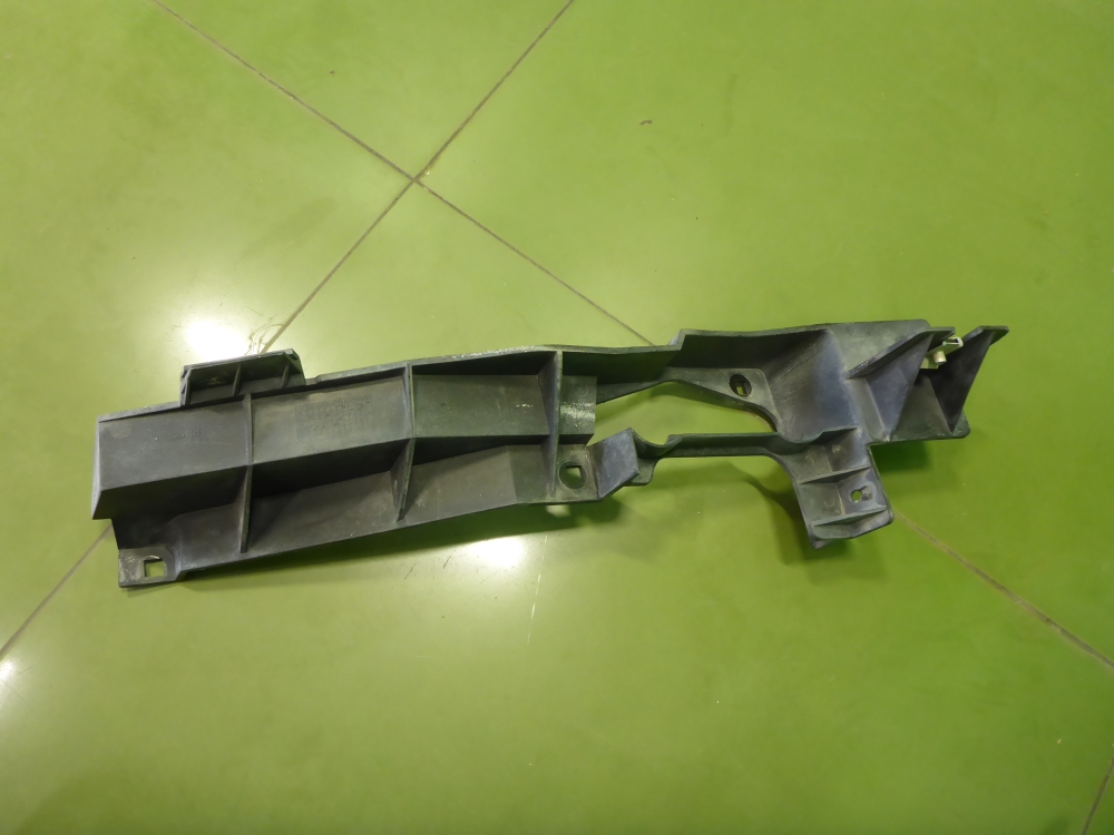 Кронштейн фар правый