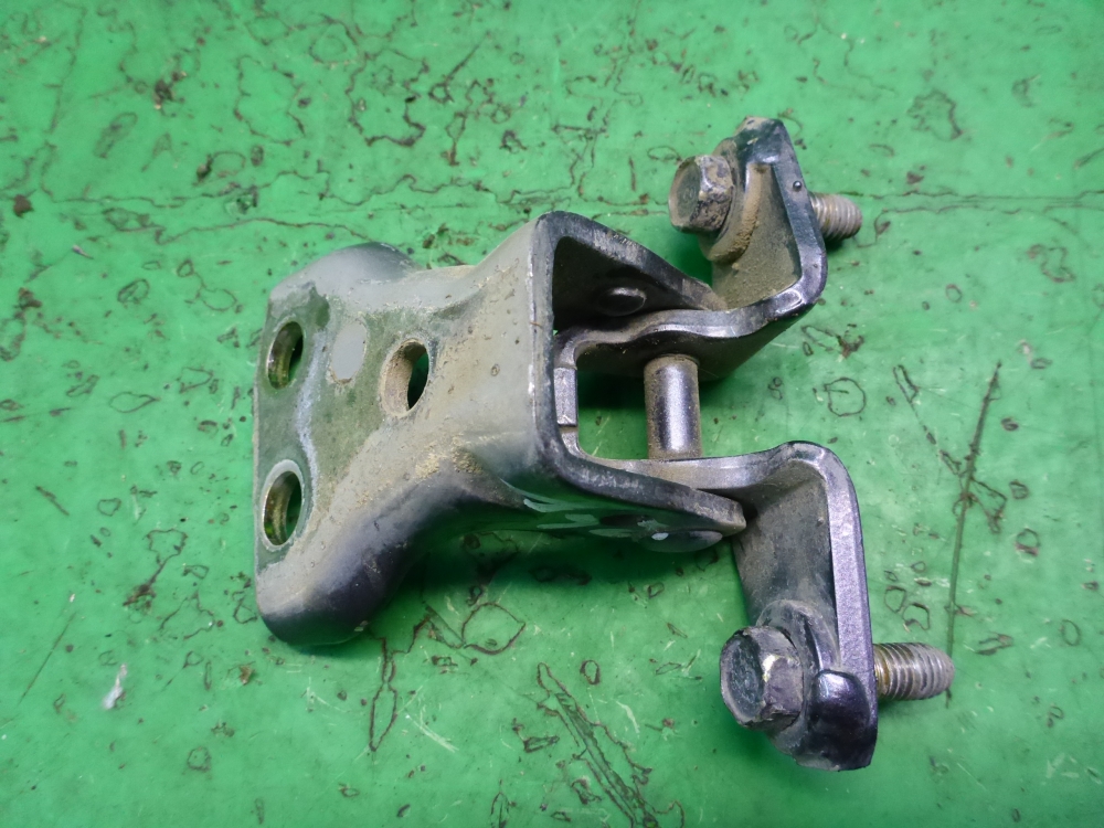 Петля двери задней левой верхняя