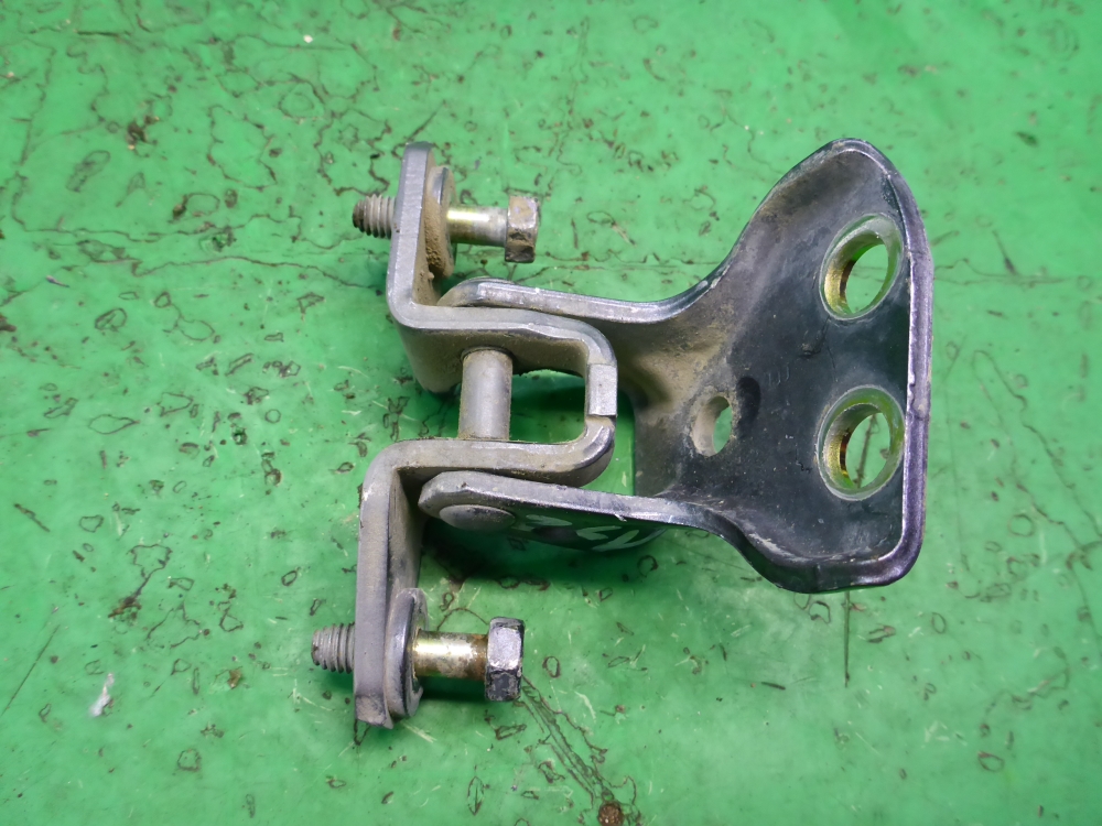 Петля двери задней левой верхняя