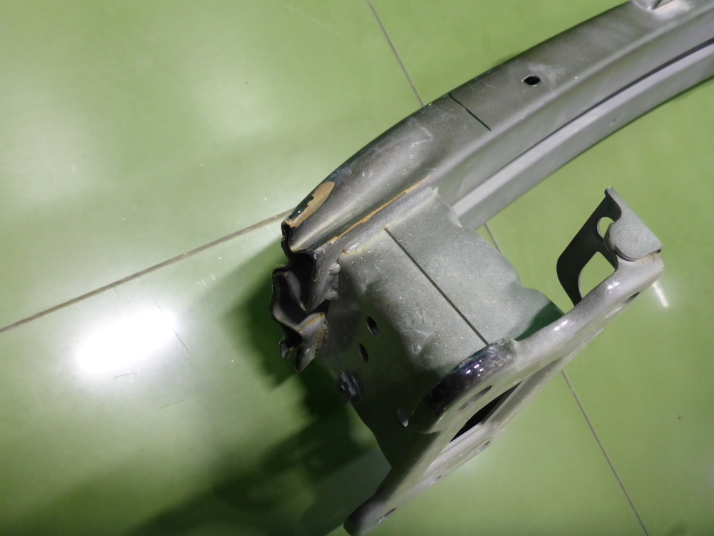 Усилитель переднего бампера