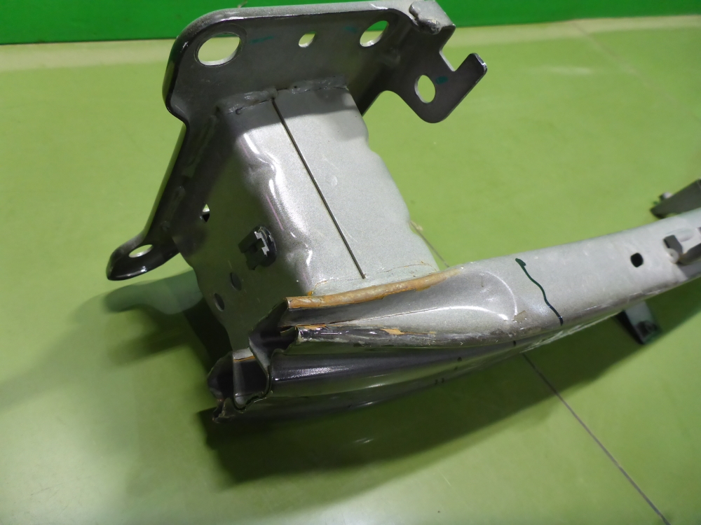 Усилитель переднего бампера