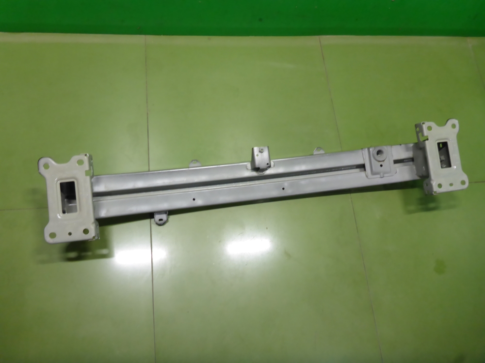 Усилитель переднего бампера