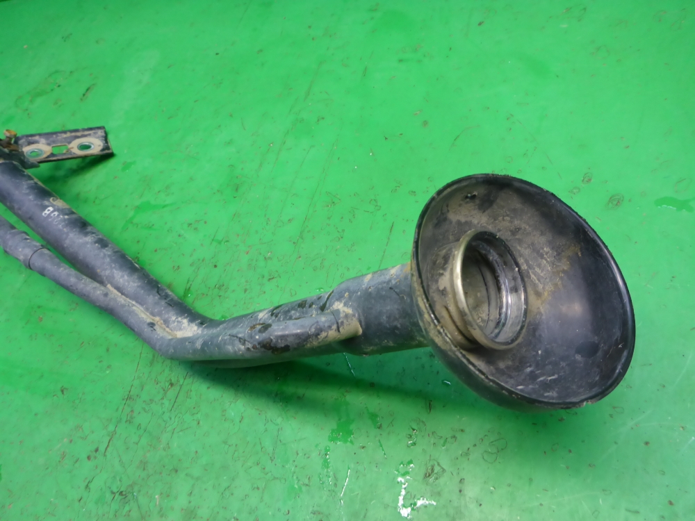 Горловина топливного бака