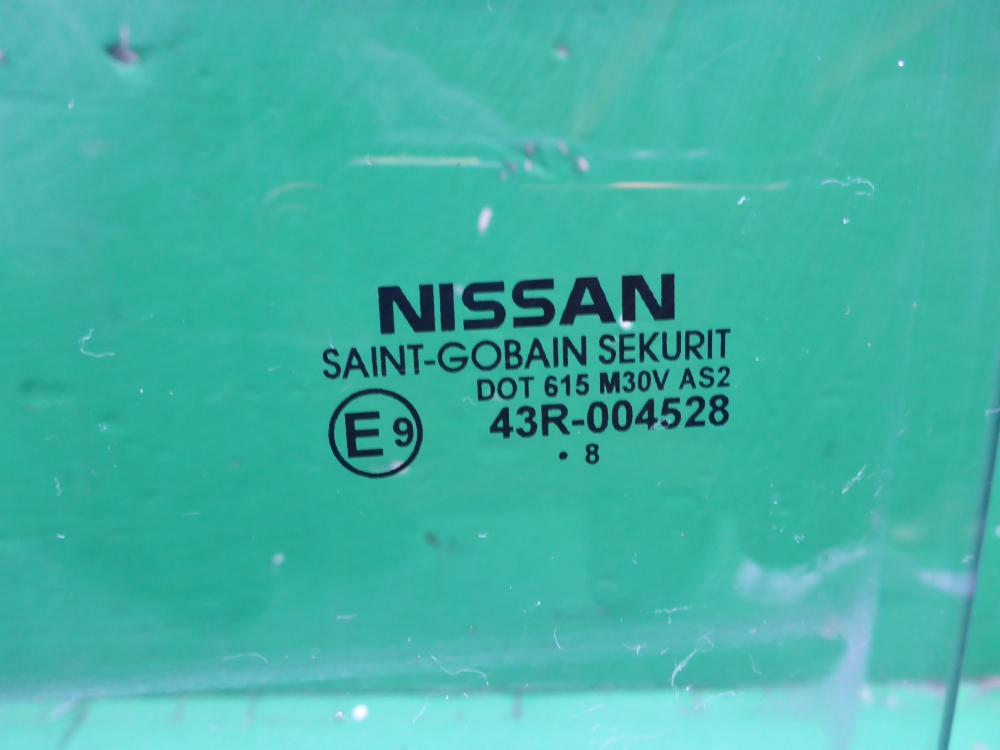 Стекло двери задней левой