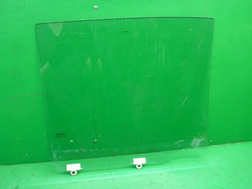 Стекло двери задней левой