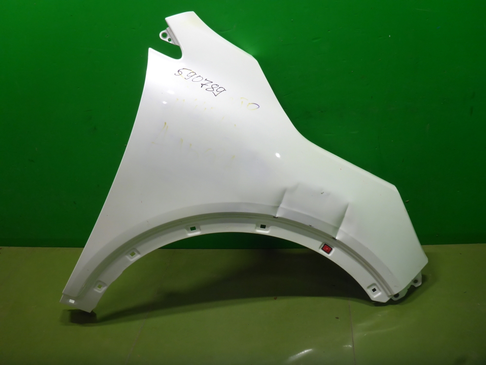 Крыло переднее правое