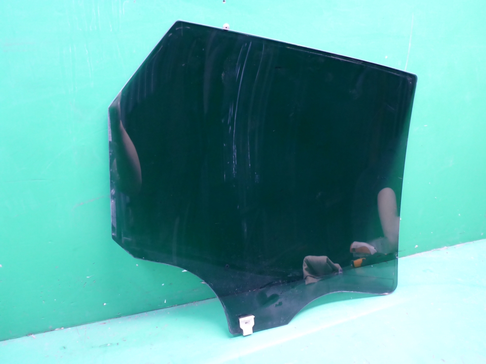 Стекло двери задней левой