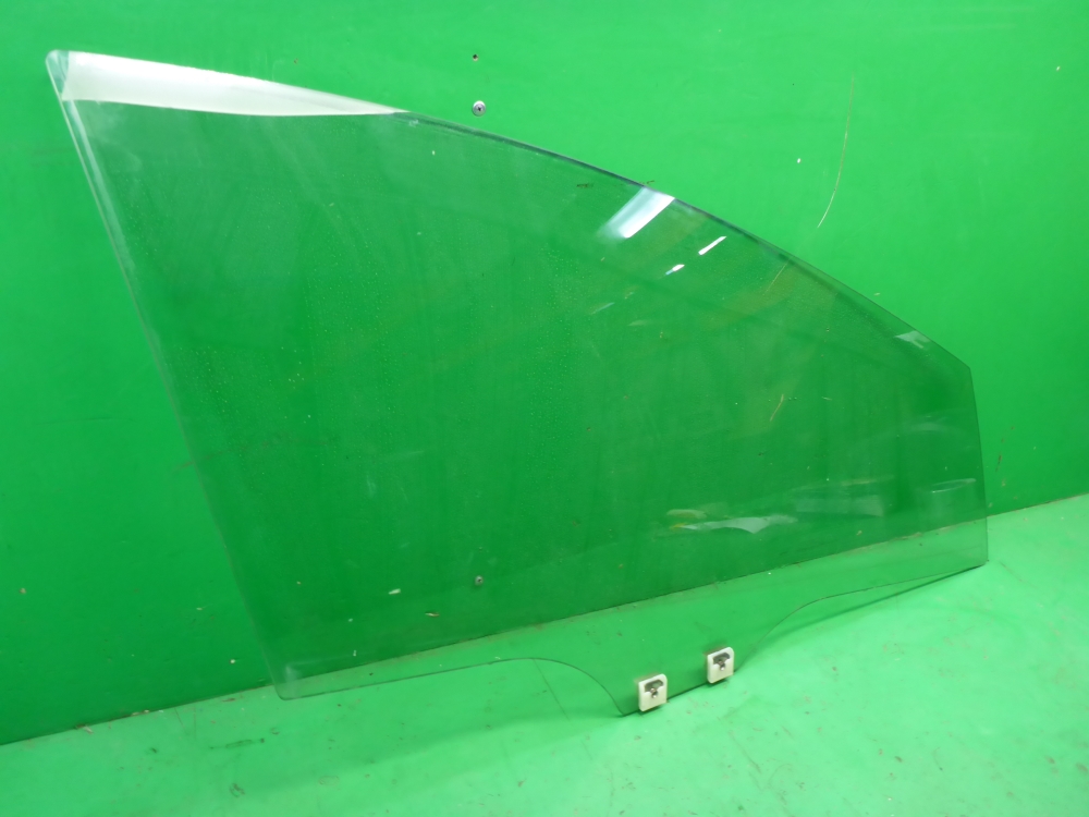 Стекло двери передней правой