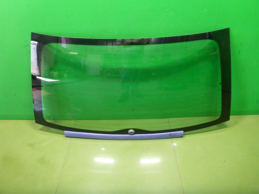 Стекло двери багажника