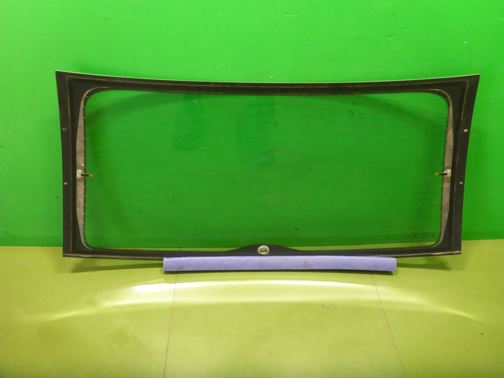 Стекло двери багажника