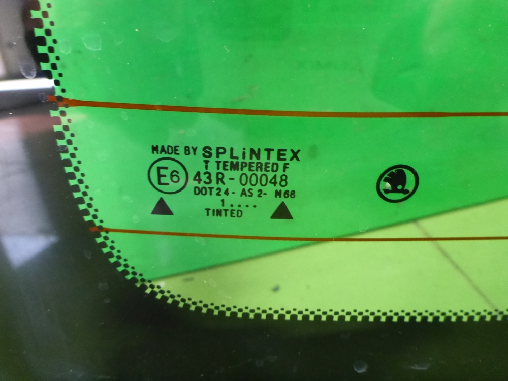 Стекло двери багажника