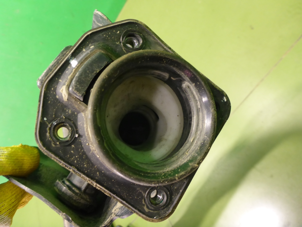 Горловина топливного бака