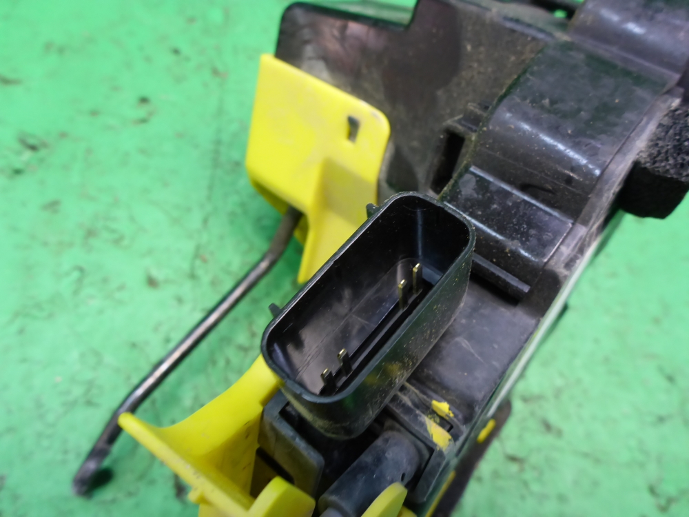 Замок двери задней левой