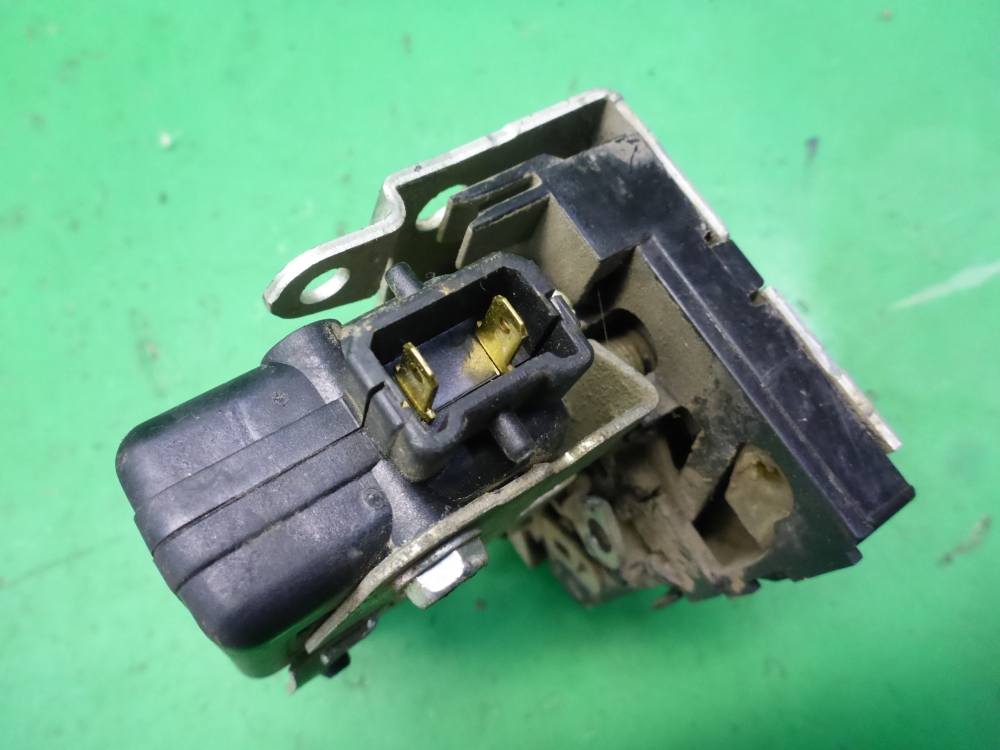 Замок двери задней правой