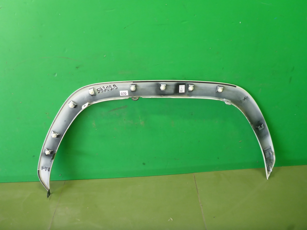 Накладка переднего крыла левого