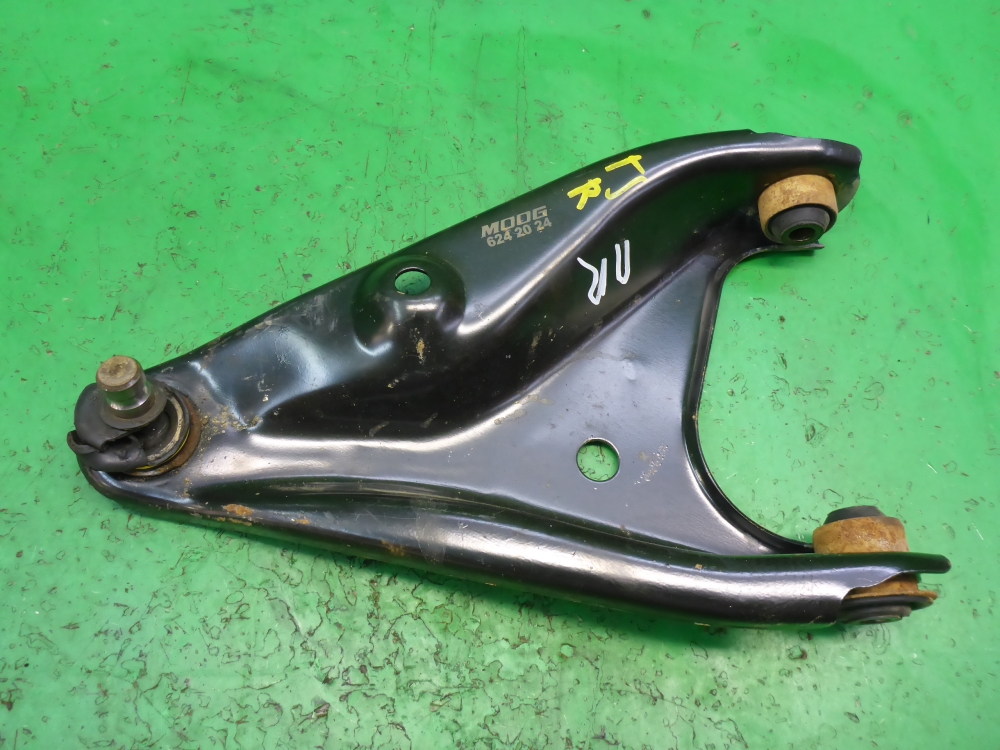 Рычаг передний правый